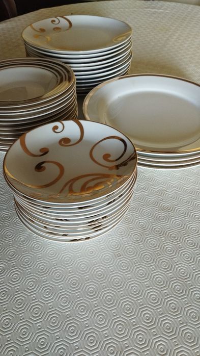 Serviço de jantar da Zara Home composto por 12 pratos rasos, 12 sopa,