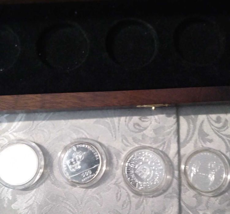 Coleção de sete moedas em pratas, com caixa em madeira