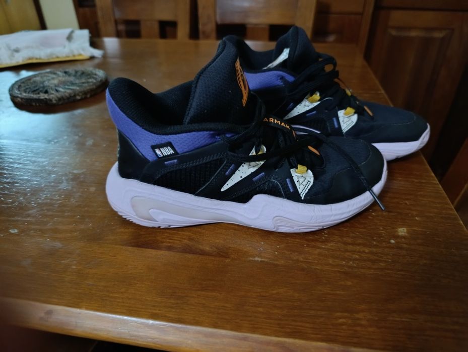 Sapatilhas de basquetebol da Decathlon lakers black