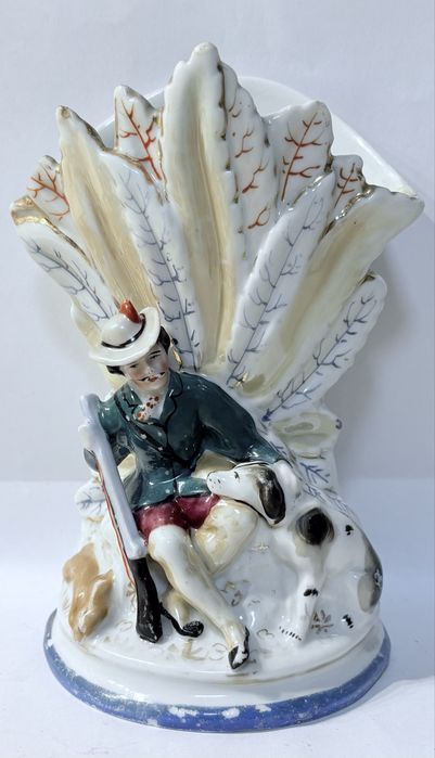 Antiga jarra leque com motivo de caça em porcelana inglesa Staffordshire