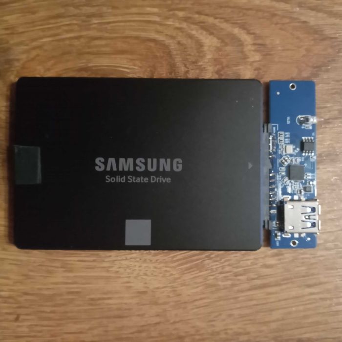 Продам безпровiдну клавiатуру ,  SSD  для ПК.