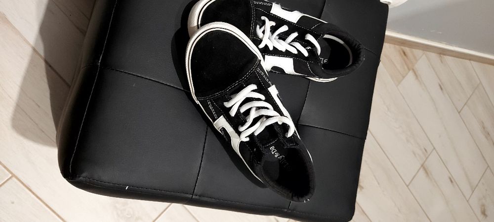 Продам красовки- черевики Adidas
