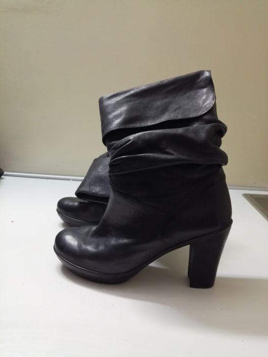Botas em pele azul marinho