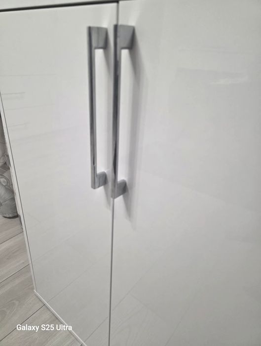 Sprzedam szafkę/ komodę białą na wysoki połysk