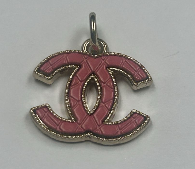 Elegancki logowany wisiorek