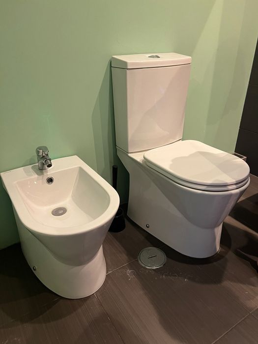 Vendo móvel e sanitários do Wc