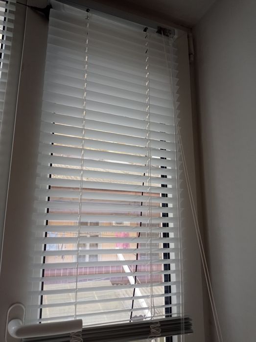 Жалюзи металлические, обои самоклеющиеся, текстильные