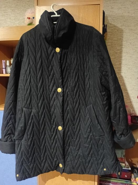Жіноча курточка великого розміру.