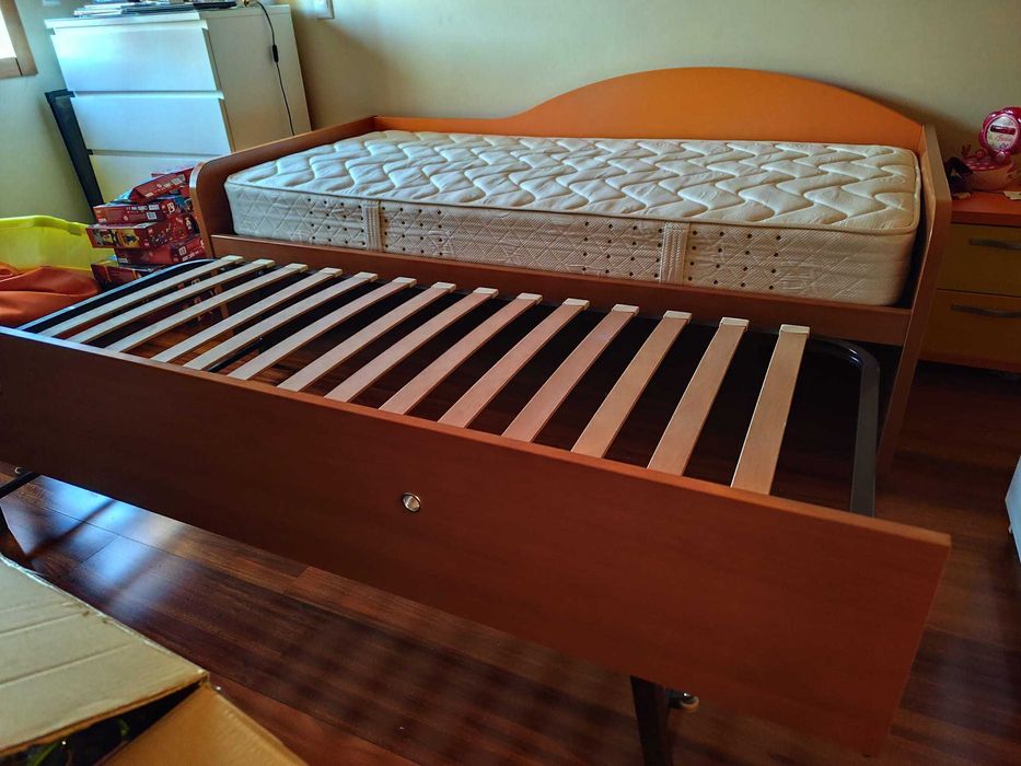 Mobiliário de quarto cor de laranja