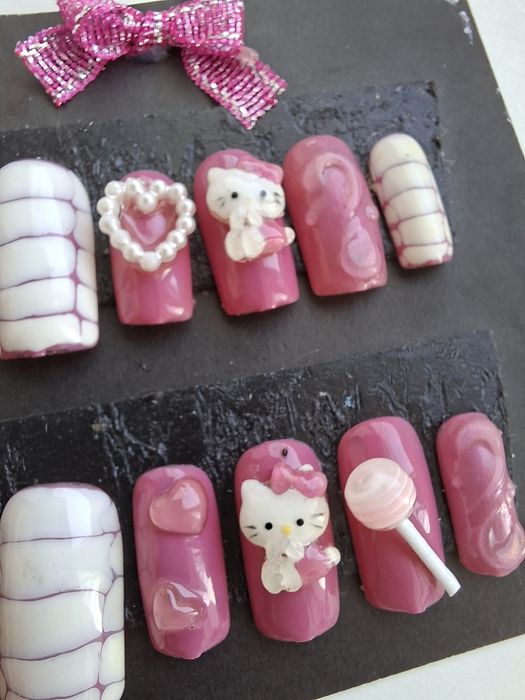 Накладные ногти РУЧНАЯ РАБОТА + клей . ЦЕНА символическая !

Р