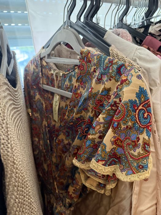Lote de 50 peças de roupa nunca usada