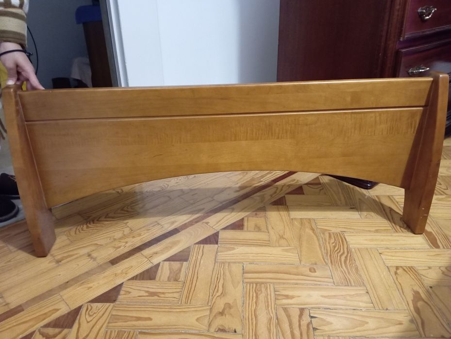 Cama individual em madeira maciça