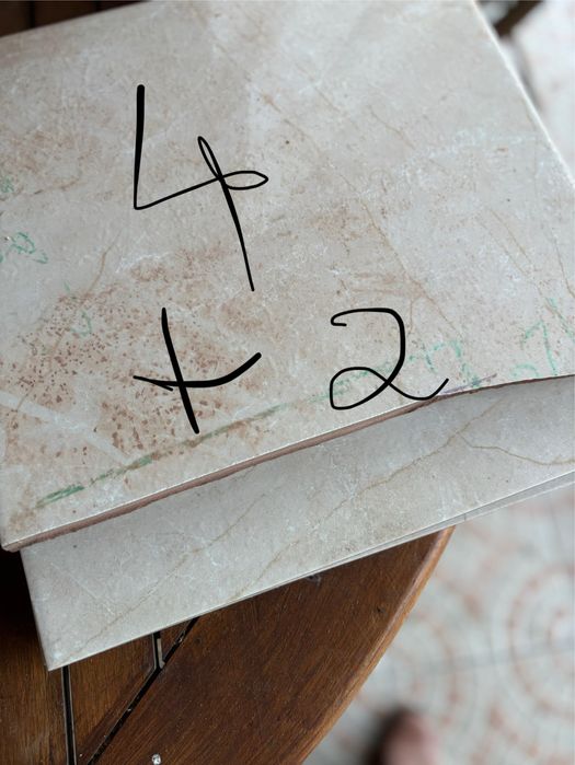 4 Tijoleira de cor clara 33x33 cm