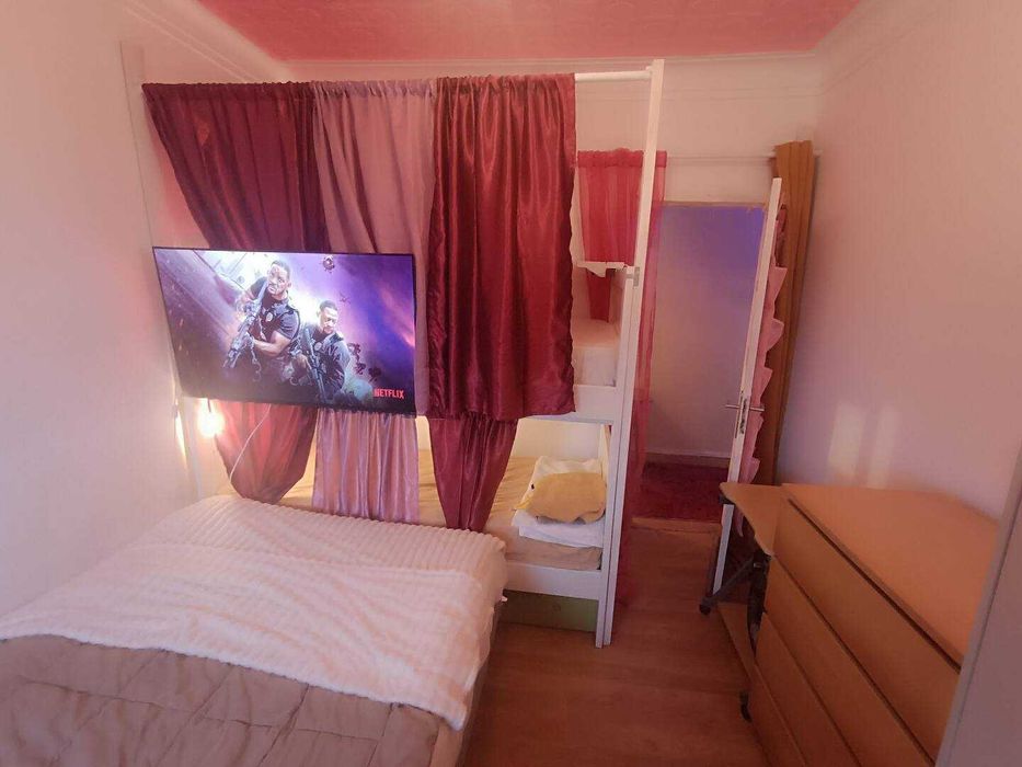 Quarto Triplo c/ Cama Casal, Beliche, TV 50", Netflix & AC