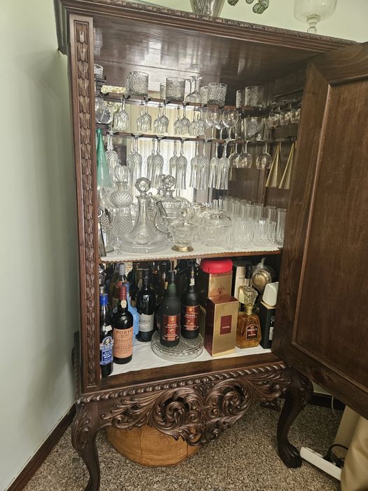 Movel Bar em Madeira todo trabalhado à mão! Peça rara.