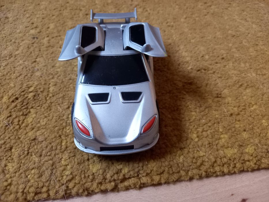 Srebrny samochód zabawka