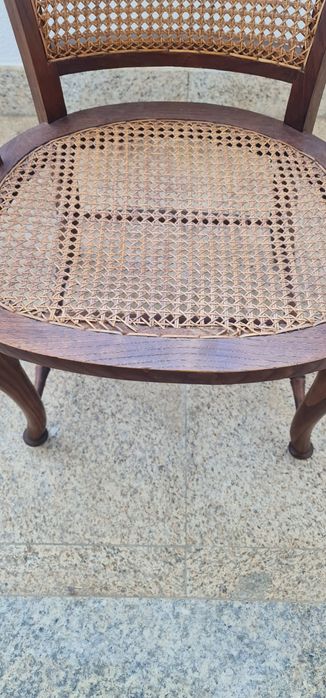 cadeirão de madeira antigo com assento e encosto em palhinha natural (rattan),