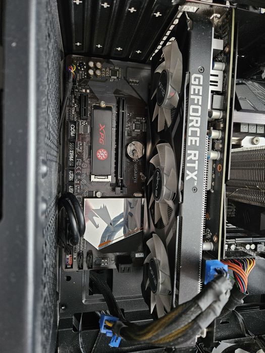 Komputer stacjonarny (desktop)