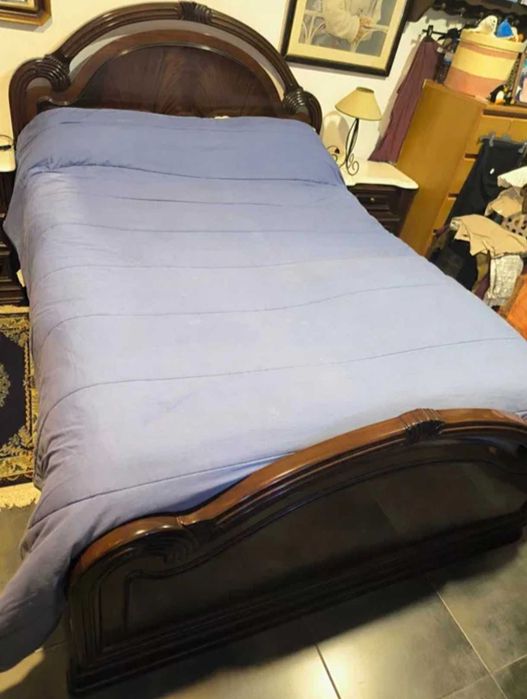 Cama de casal e mesas de cabeceira