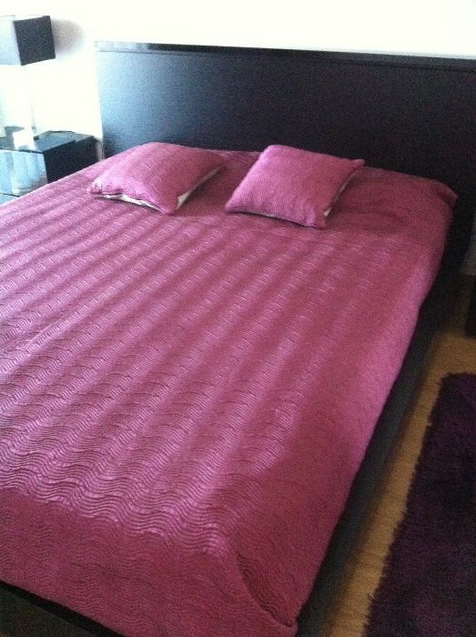 Colcha reversível e duas almofadas de qualidade