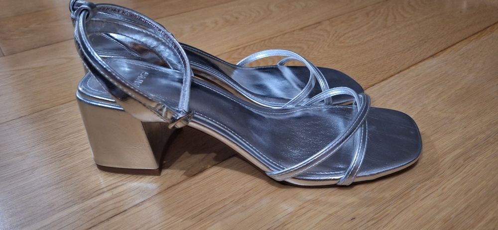 Sandálias prateadas Mango