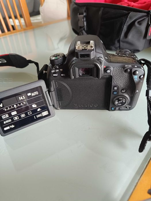 Canon EOS 77D+Canon EF-S 18-135mm