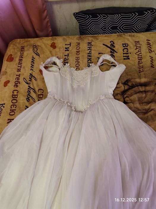 Весільна сукня з кругами та під'юпником