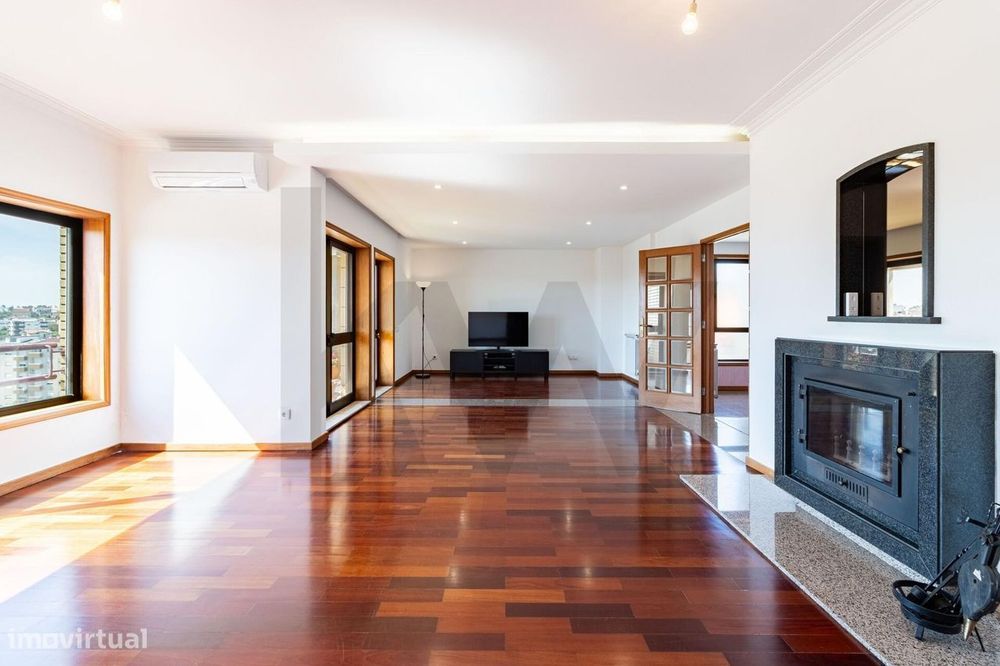 O Privilégio de um Piso Inteiro na Av. Dr. Renato Araújo: 200 m2 de Ex