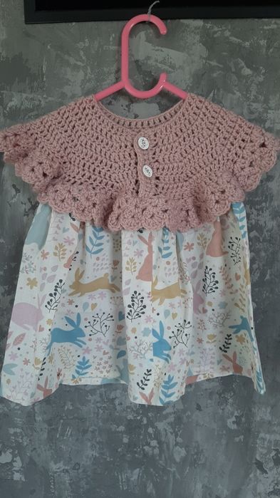 Przepiękna sukienka dziergana w króliczki, rozm. 74, stan bdb