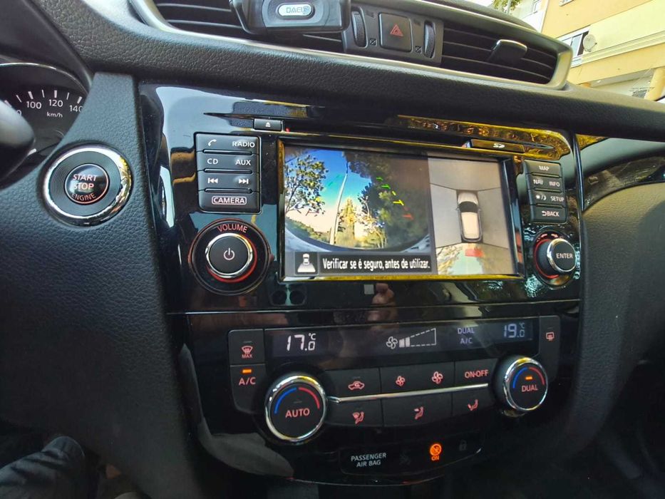 Nissan Qashqai 1.5 dCi Tekna preto com teto panorâmico