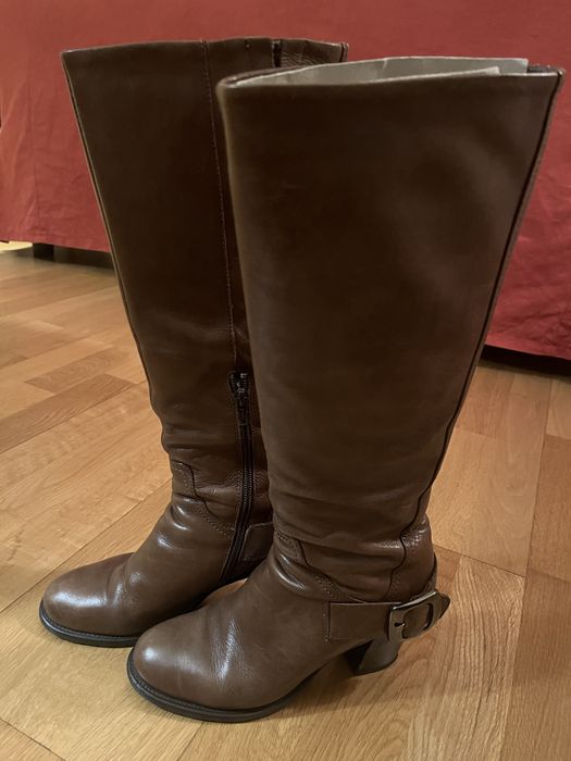 Botas castanhas em pele