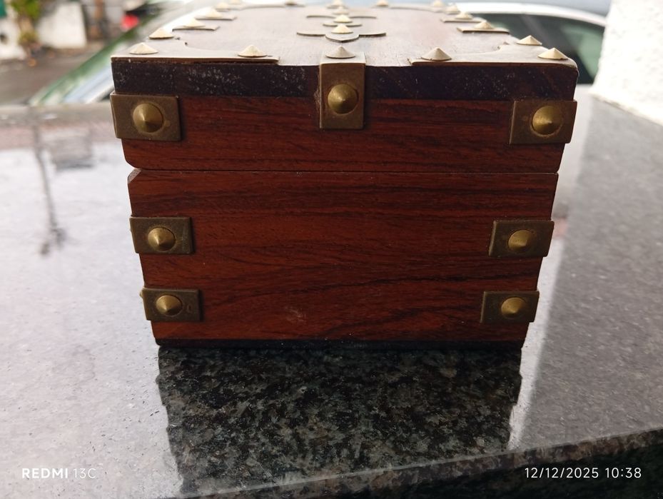 Caixa pau santo com aplicações em latão