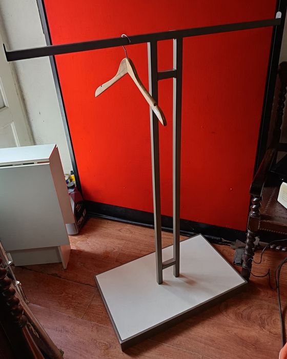 Cabide metálico dois braços