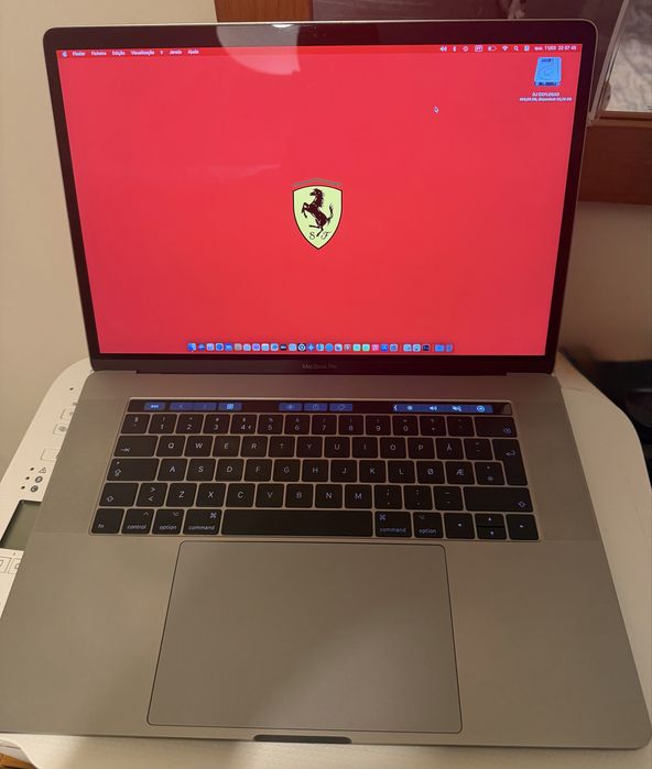 Macbook pro touch bar