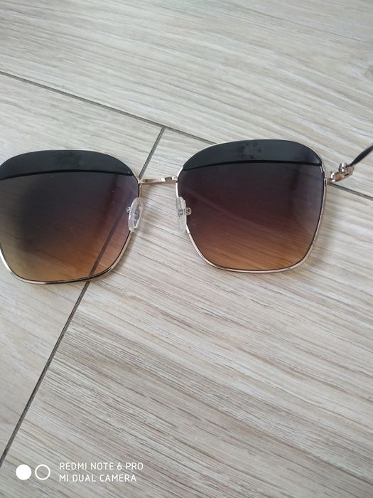 Okulary przeciwsłoneczne modny fason z "brewkami '