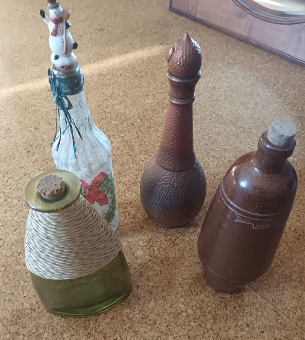 Conjunto de diferentes garrafas