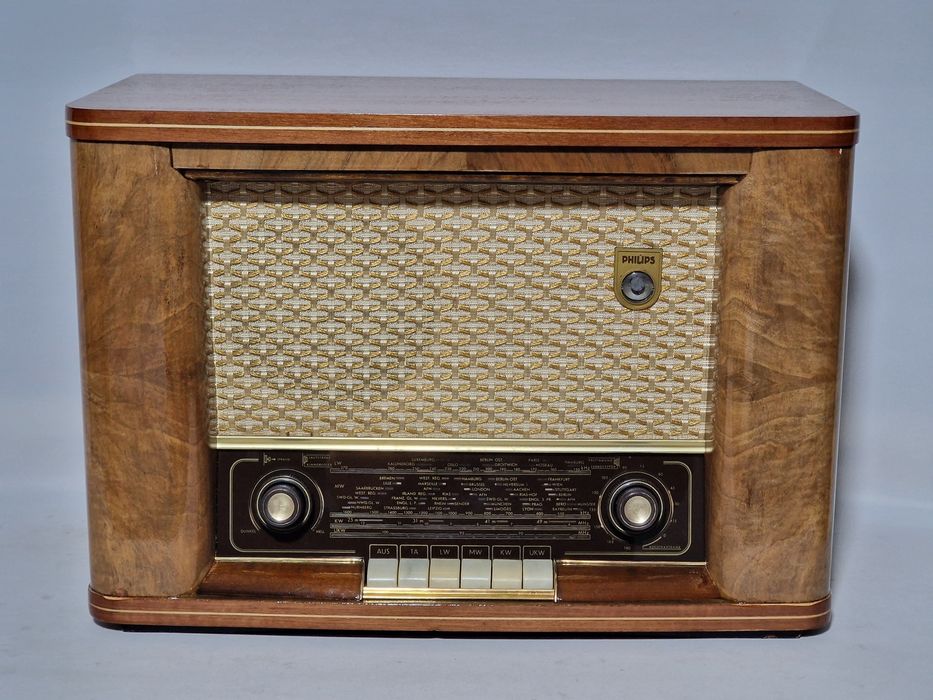 Rádio antigo com gira discos reparado Philips