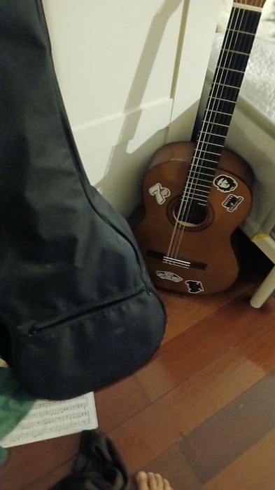 guitarra em bom estado com estojo