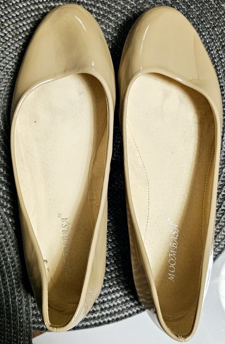 Beżowe, lekkie, lakierowane balerinki, rozm 39