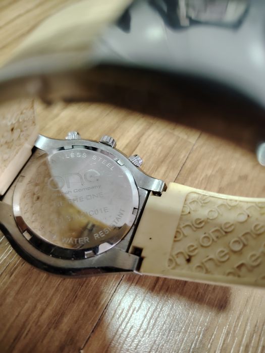 Relógio analógico da One em bom estado.