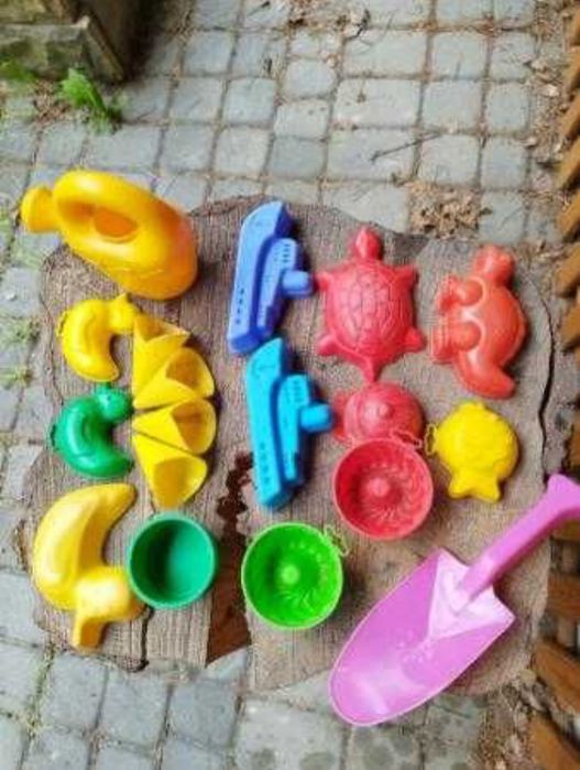 Foremki , łopatki małe i duże do piasku + statek do wody + kreda