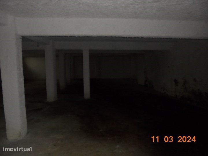 Armazém com 400 m2 junto ao Pingo Doce da Guarda Gare