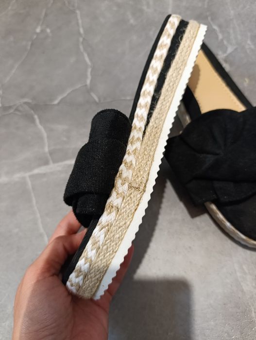 Damskie klapki z kokardką.