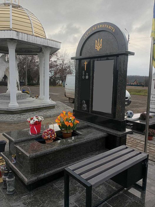 Пам'ятники з граніту та крихти , підвіконня , сходи , каміни стільниці