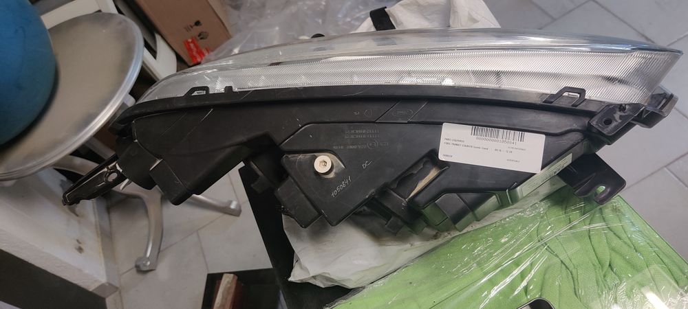 Farol dianteiro esquerdo Ford Transit Courier