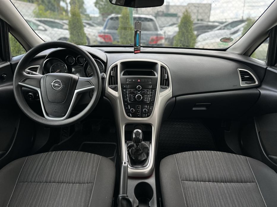 Продам Opel Astra J 2011