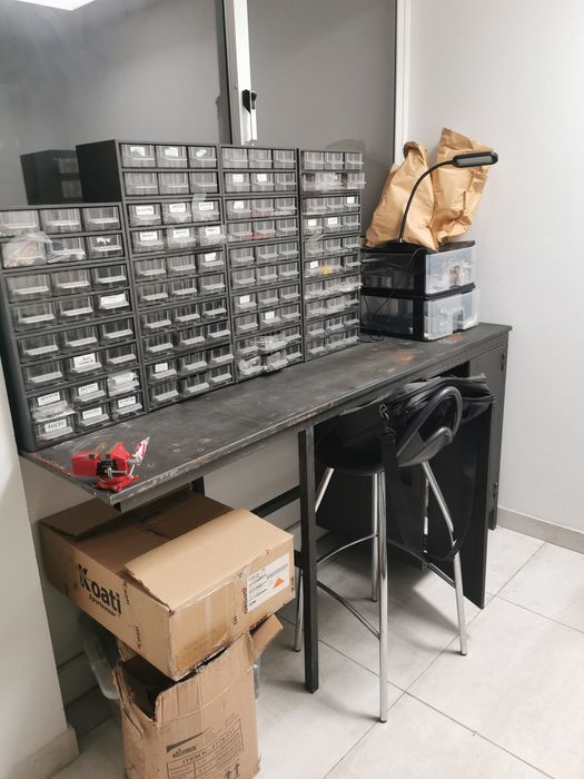 Bancada de arrumação em ferro com armário