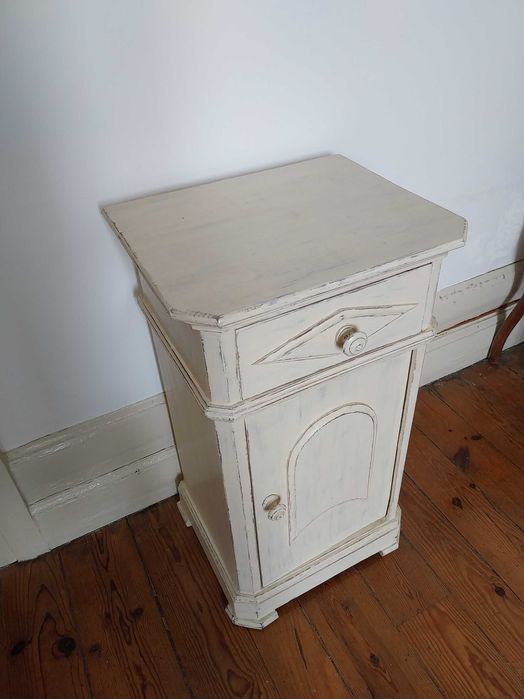 Mesa de cabeceira em madeira pintada