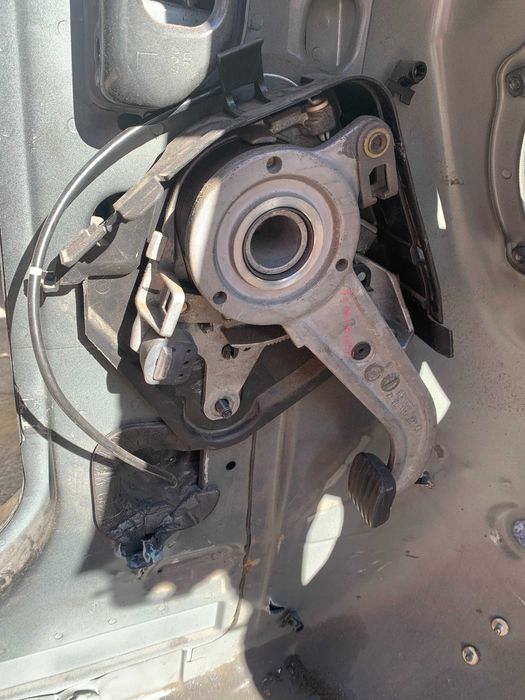 Педаль стояночного тормоза на Mercedes