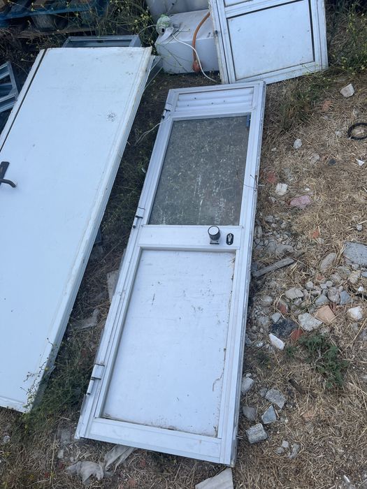 3 portas e uma jantela com fechadura